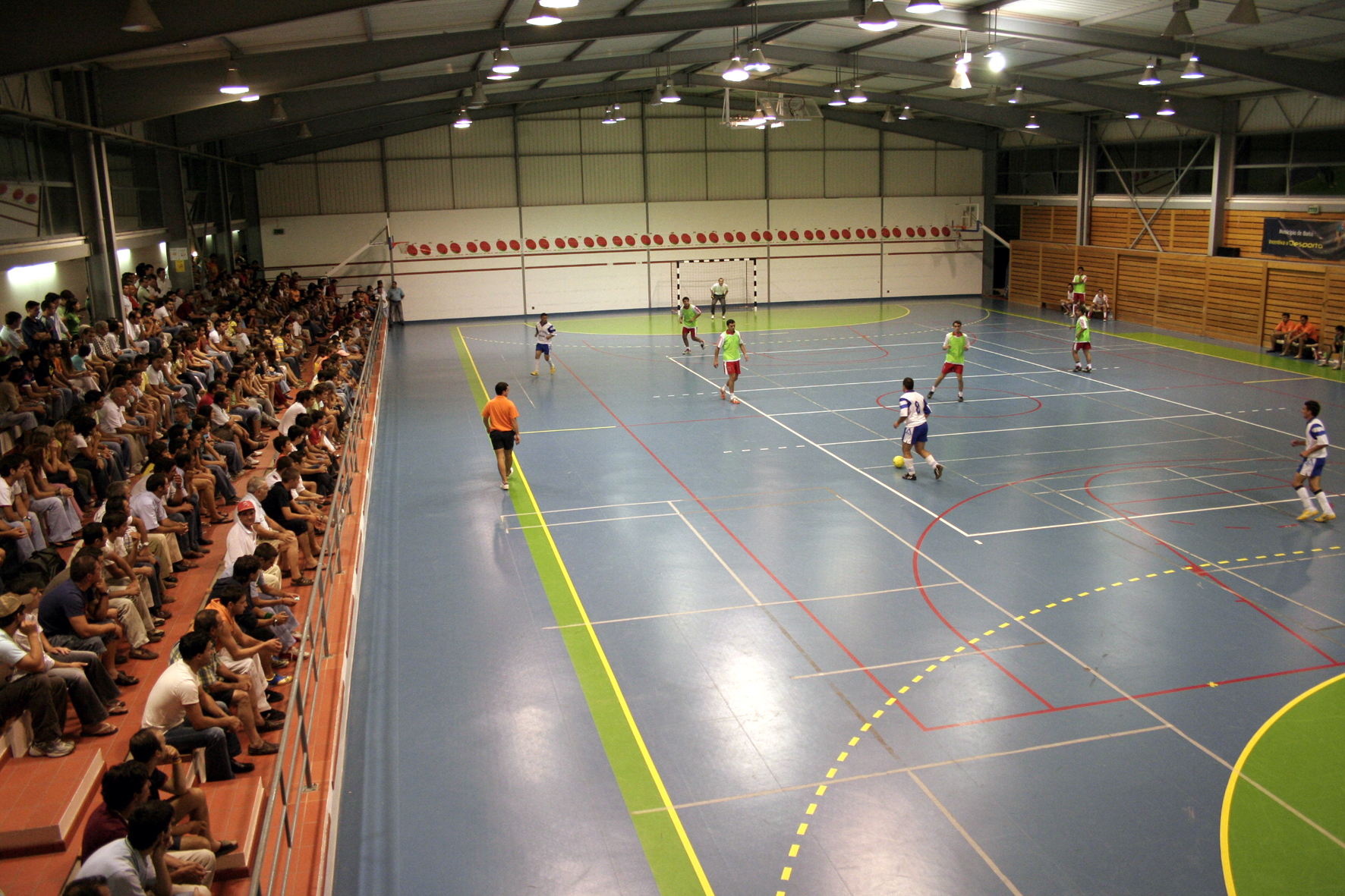 Ginásio da escola. pavilhão desportivo sem marcações. salão