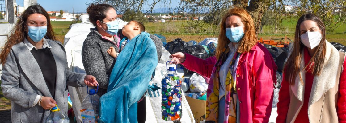Entrega das tampinhas de plástico ao Lourenço